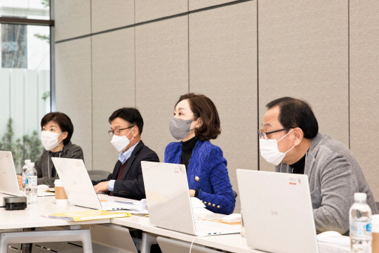 이달 중순 열린 아워홈 신입사원 공채 최종면접에 면접관으로 참석한 구지은 아워홈 부회장(왼쪽에서 세번째). <아워홈 제공>